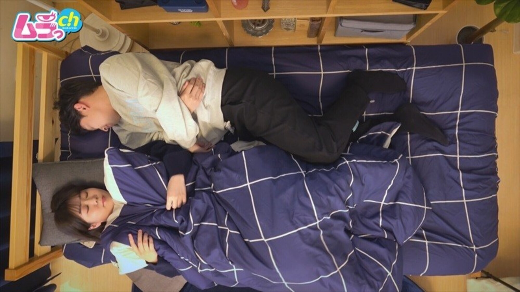 ニンゲン観察 「昨日あんなに誘ってきたじゃんw」サークル宅飲みで酒にのまれ誘惑してきたくせにシラを切るマンゲボーボーの女友達にお預け朝勃チ●ポでモーニングリベンジSEX! 1枚目