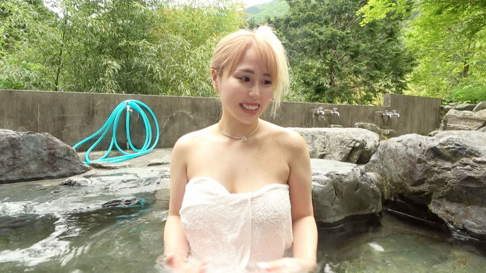 混浴ギャル温泉 Jカップ巨乳エロい事大好き超明るいパイパン淫乱お姉さん 画像1