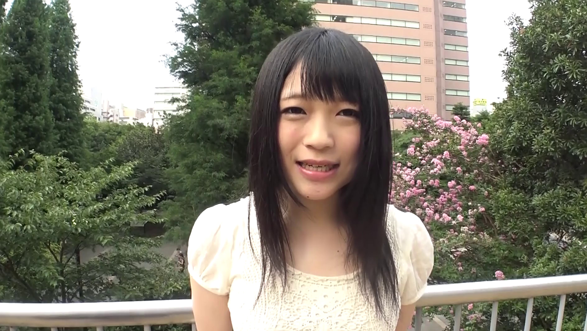 都内有数の名門大学に通う高学歴女子大生限定!初めての素股体験!!デカチンの高速素股でオマ〇コは恥じらい汁まみれ!グチョグチョの痙攣オマ◯コにそのままヌルっと生挿入!? 画像1