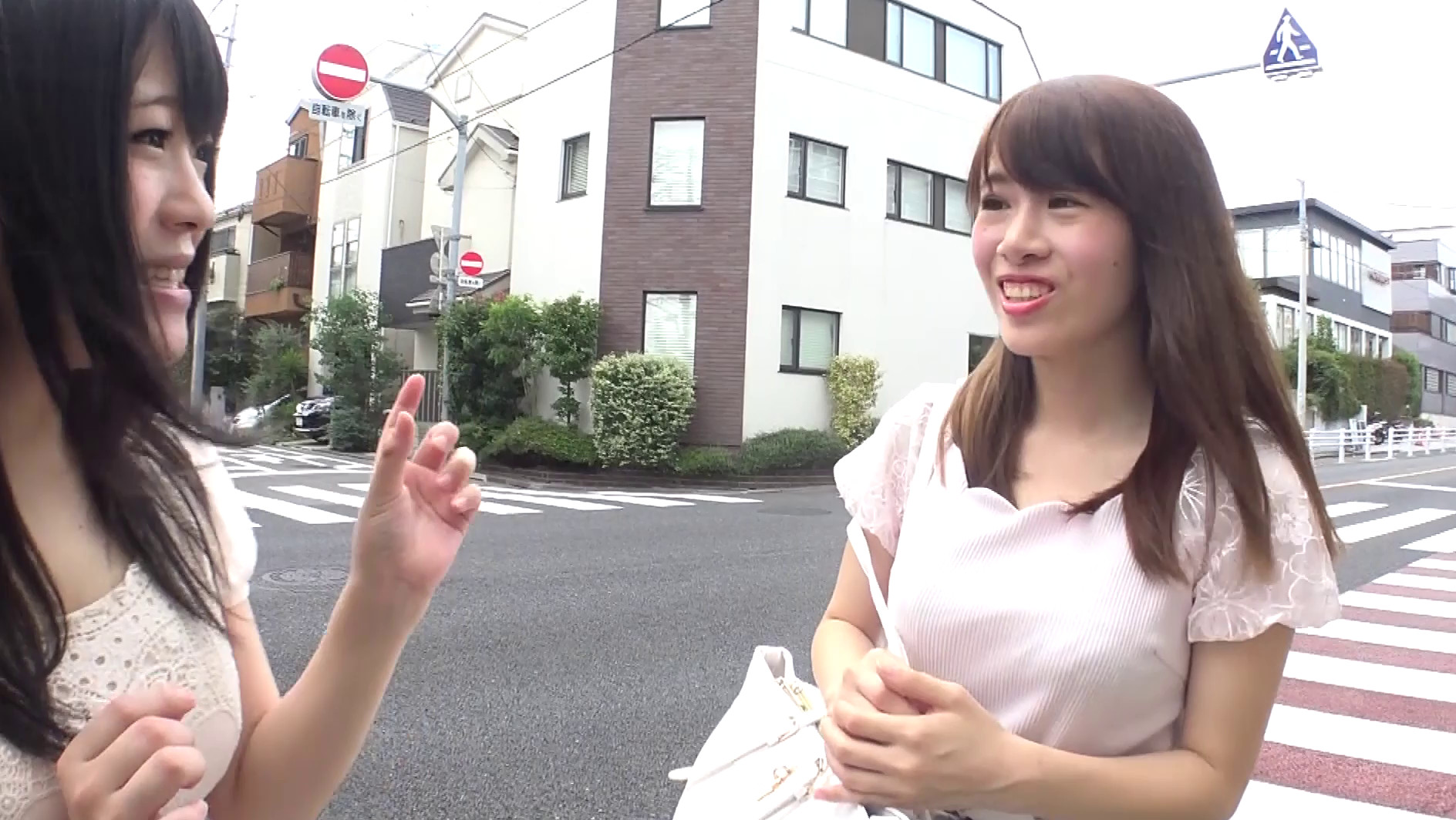 都内有数の名門大学に通う高学歴女子大生限定!初めての素股体験!!デカチンの高速素股でオマ〇コは恥じらい汁まみれ!グチョグチョの痙攣オマ◯コにそのままヌルっと生挿入!? 画像18