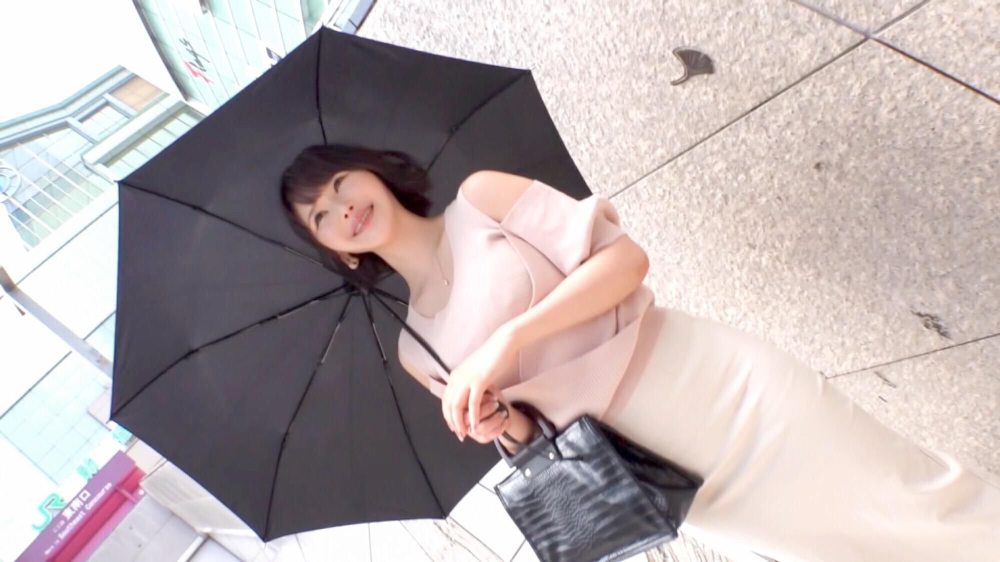 【4P大乱交】裏垢女子に触発されたEカップ21歳美容部員がAVに応募してきて超ドM覚醒!!3本の極太チ●ポをぶち込んで4中出し&3顔射の絶頂乱交SEX!!! 画像1