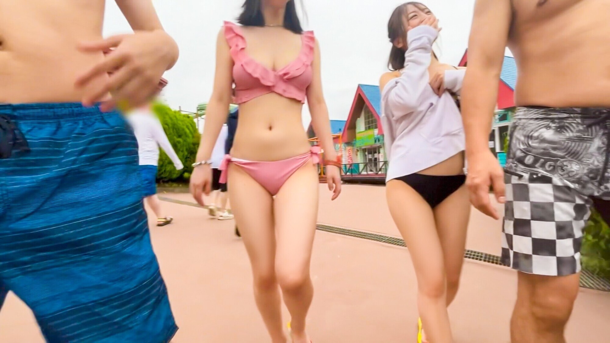 【水着ナンパ】「こんなに気持ち良いの初めて・・・」プールでナンパした生意気E乳ギャル、彼氏より大きいチ●ポに快楽堕ち・・・!! 画像1