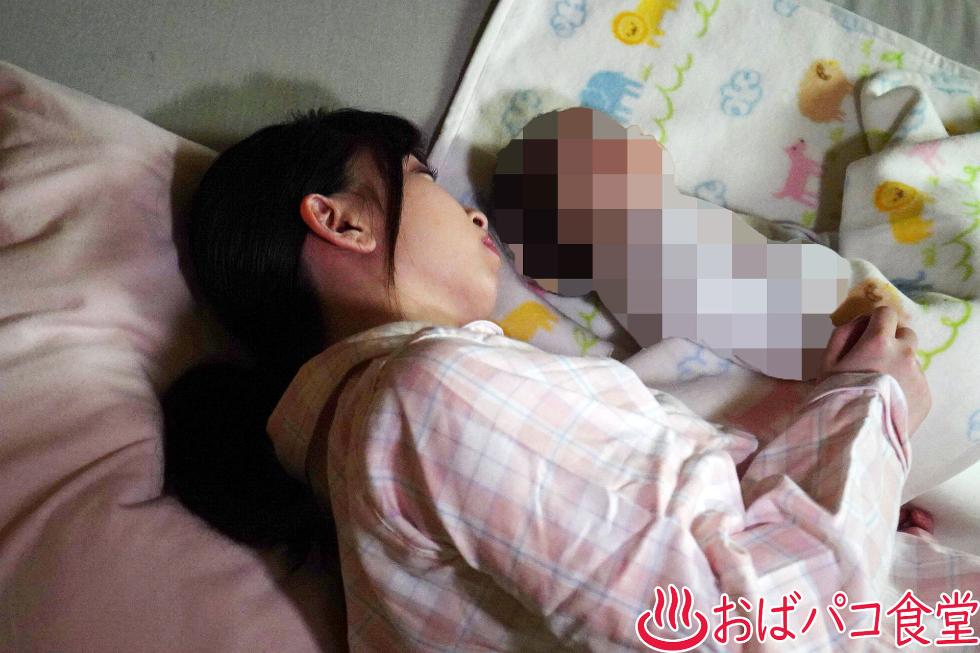 【借金返済寝取り】夫が作った借金を身体で返済新婚妻 娘を託児所に預けた後リビングで･･･寝ている娘の横で二人の野獣に 画像6