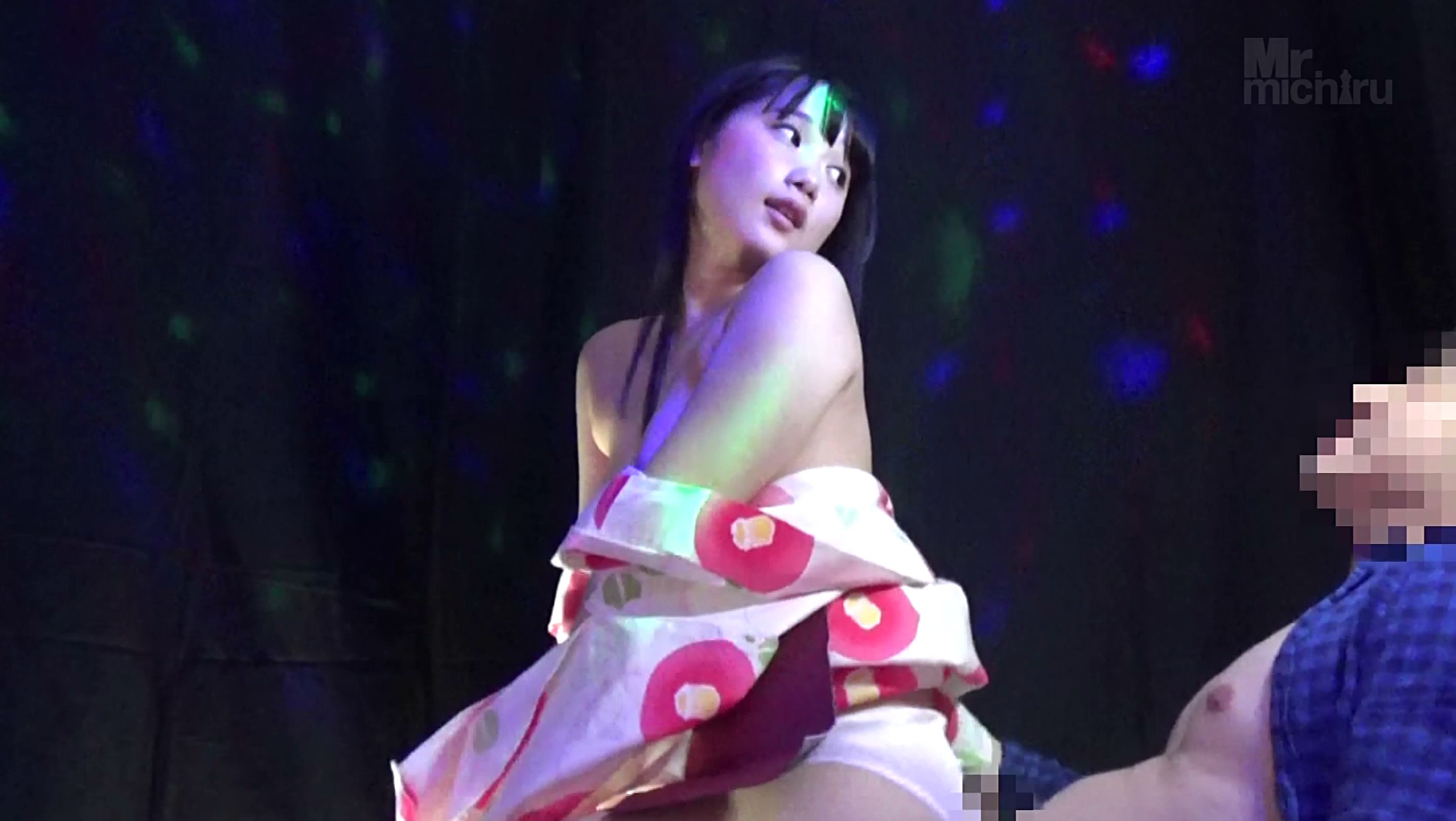 日本最大の繁華街にある「老舗おっぱいパブ」では新人嬢がベテラン嬢から客を奪うために内緒でセックスさせてくれる。しかも生で。 夏限定浴衣編，のサンプル画像7