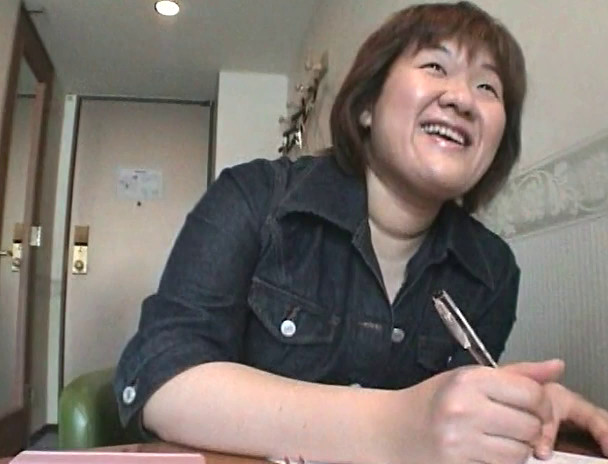 五十路夫人たち初めてのAV面接!初脱ぎ!初出演ドキュメント! この年で初めて人前で足をひろげ股間をさらし恥ずかしいほど濡れました・・ 画像1