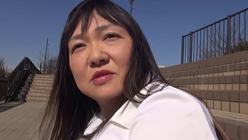 抱かれたい人妻たち 40、50歳となり 夫には相手にされず・・肉体関係を持つ相手もいないし・・ そんな満たされない熟年女性たちが下品な顔で悶え狂う 4人の不倫性交ドキュメント 画像1