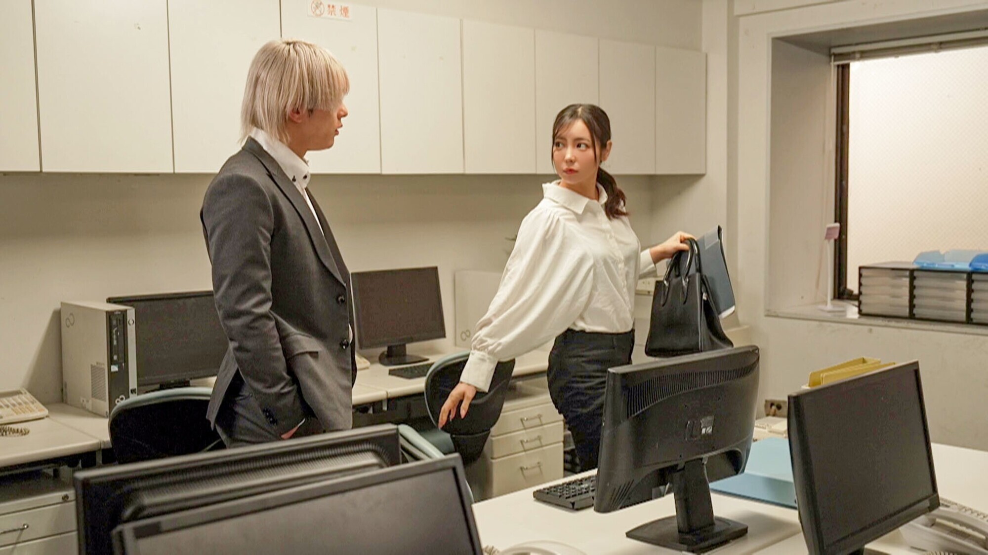 嫌いな同僚に弱みを握られ、好き放題され堕ちた美人OL 吉澤友貴 画像1