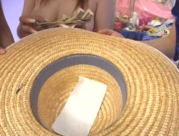 100万円つかみ取り!4 取れなきゃ脱いでヤッてもらいます 真夏の江ノ島水着ギャル編 画像17