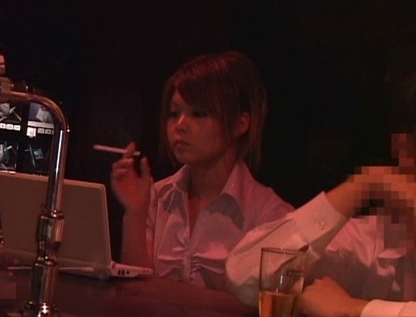 週末の夜なのに1人酒を飲んでいる女は燃えるようなトキメキとトロケルようなSEXを待っている 画像1