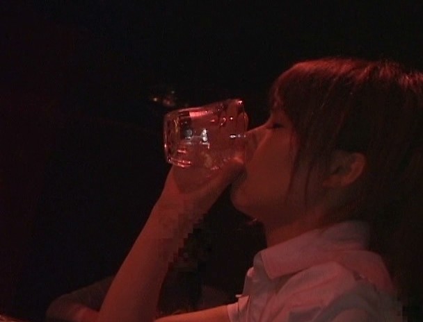 週末の夜なのに1人酒を飲んでいる女は燃えるようなトキメキとトロケルようなSEXを待っている 画像2
