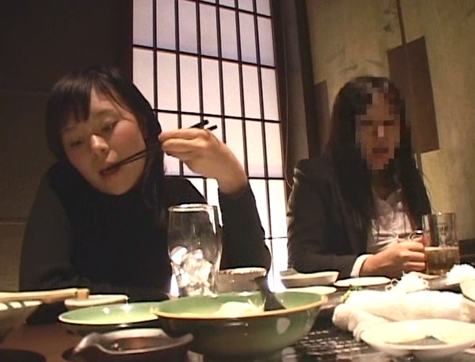 普段は真面目な同僚は酔わせるとサオと玉まで飲み込んでオシッコ漏らすほど感じ出す 画像4
