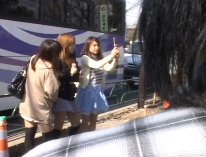 東京観光バスで無理やり触られあえぎ声を我慢する田舎娘 画像21