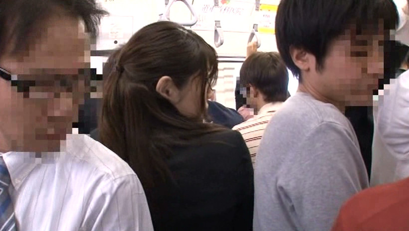 お尻が大きいせいでピチピチのズボンが破けて恥じらう美女を見かけたら触らずにいられますか? 画像2
