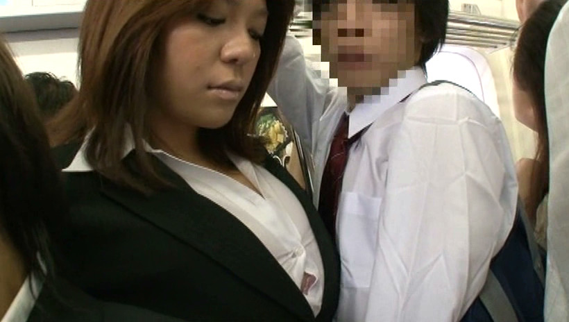 あえて混雑した場所にむっちりしたカラダをねじ込み密着させてくる性欲の強い巨乳女 画像1