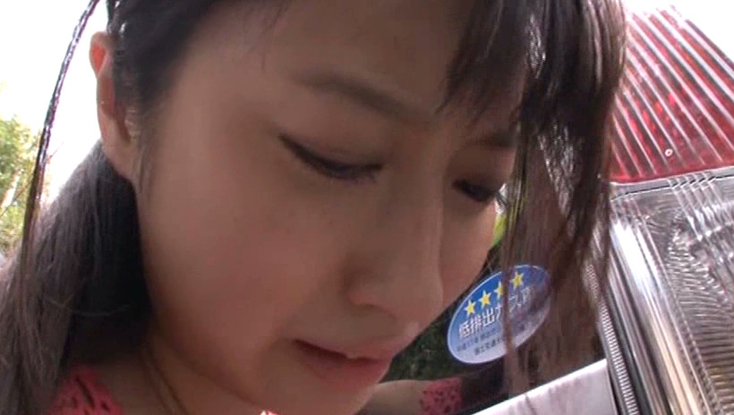洗車場で身震いしながら我慢できず内股イキする美尻娘 画像12
