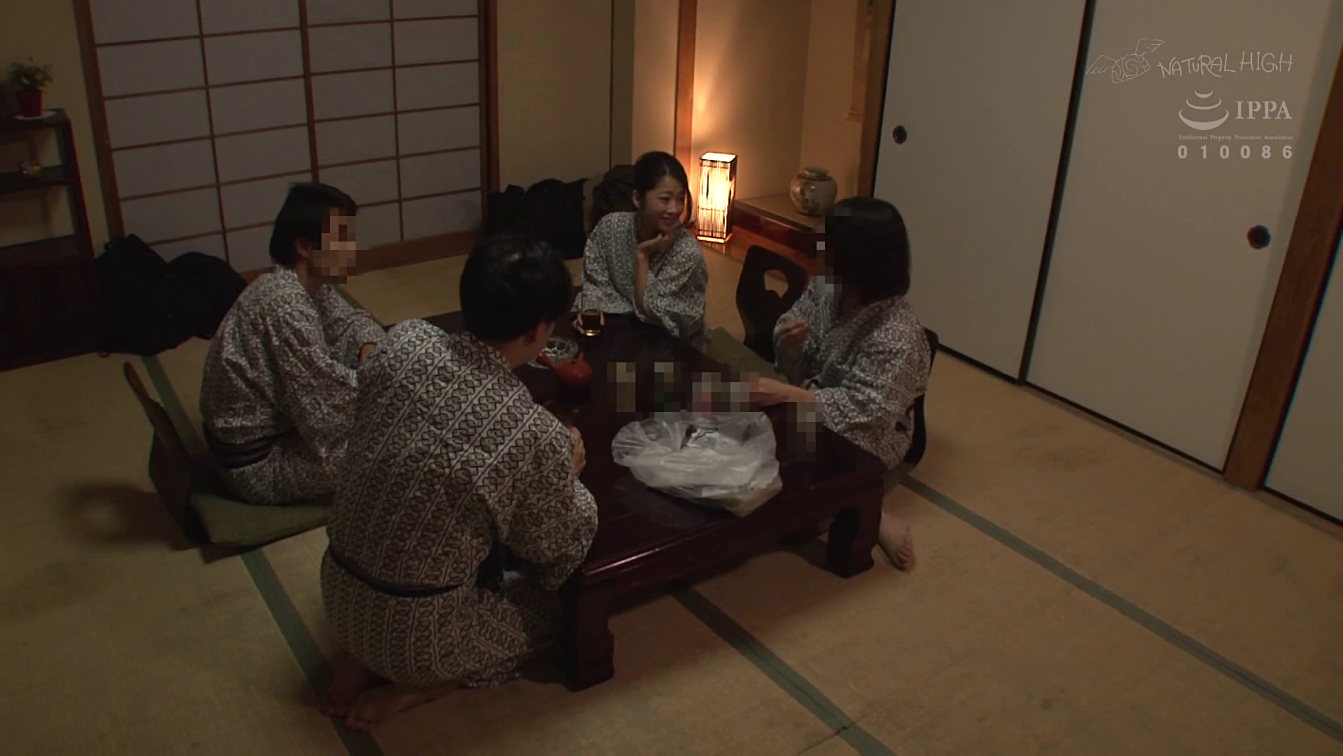 布団の中の密着スローSEX「ナマでもいいから･･･」敏感な奥さんはねっとり膣奥を突かれ中出しを許してしまう さとみ30歳 画像2