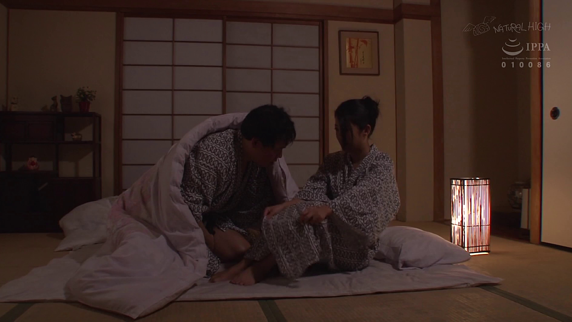 布団の中の密着スローSEX「ナマでもいいから･･･」敏感な奥さんはねっとり膣奥を突かれ中出しを許してしまう さとみ30歳 画像12
