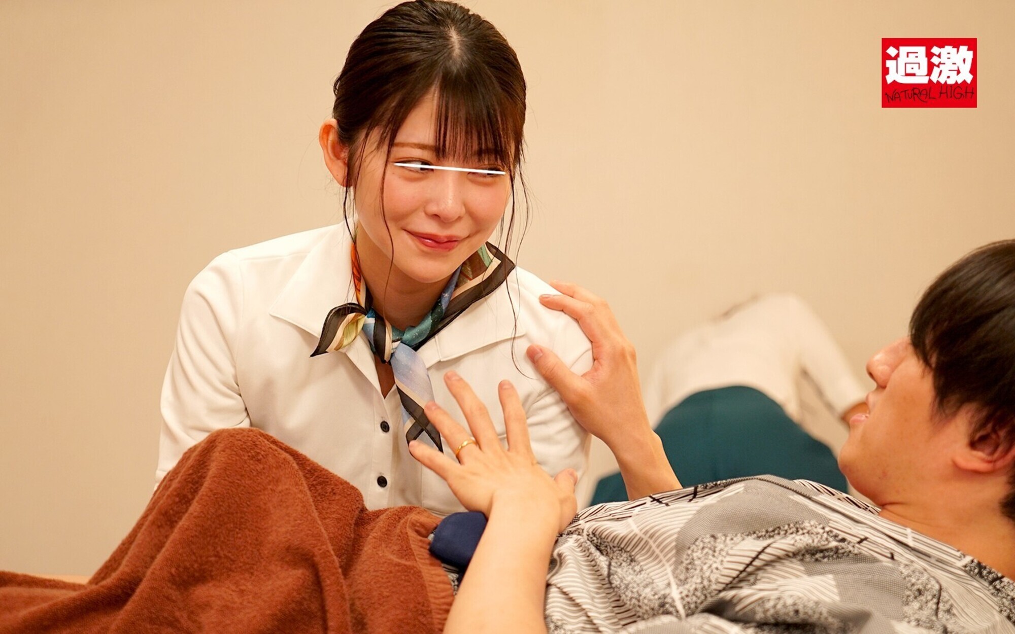 妻がいる至近距離で平然とマッサージしながらこっそりチ○ポを挿入し腰振り騎乗位で中出しまでさせるエステティシャン 6