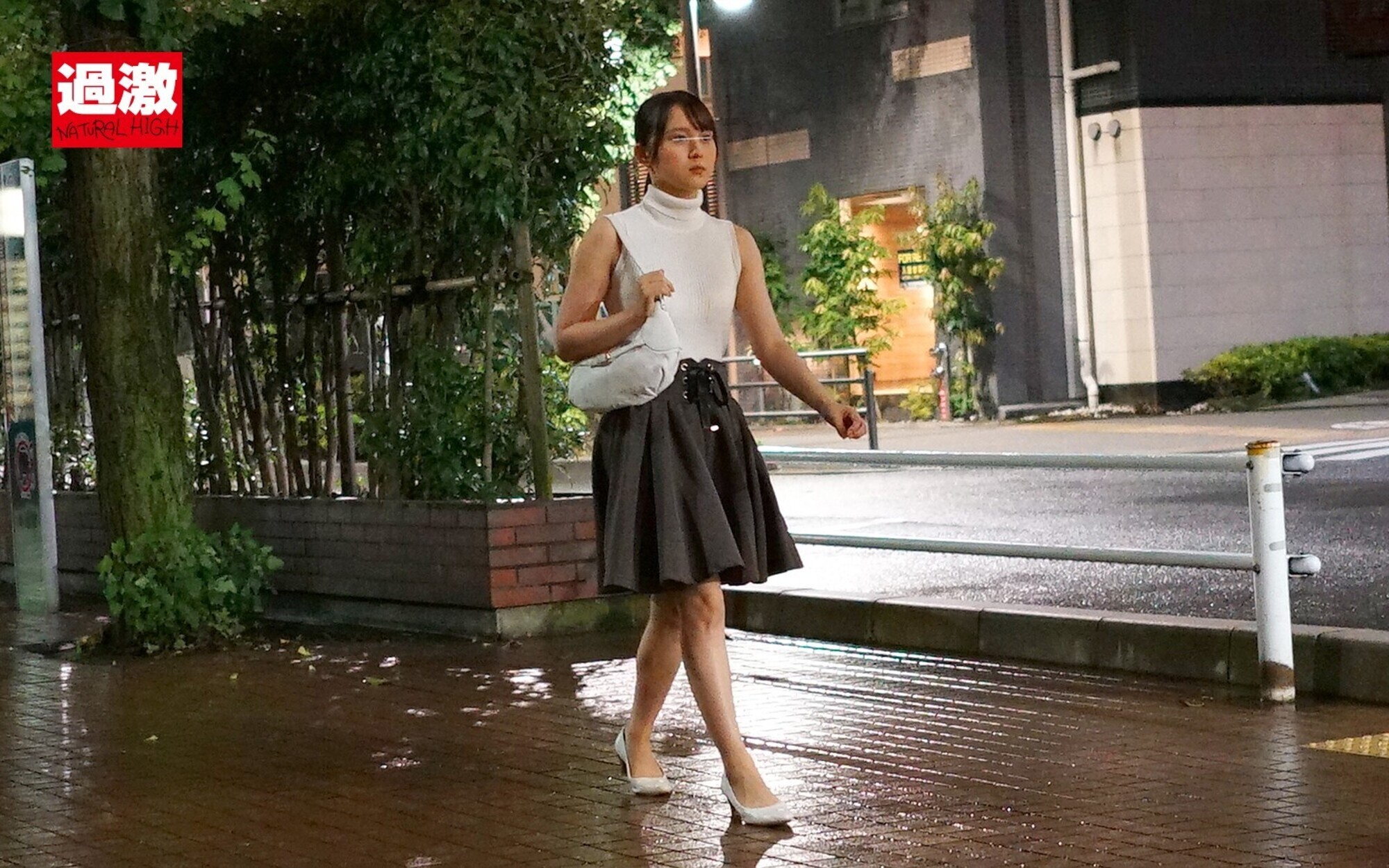 中出し寸前に抵抗して抜けたチ○ポを何度もぶち込まれイキ狂いだす女の腰を押さえつけ逃がさない鷲掴み膣奥射精 3 画像14