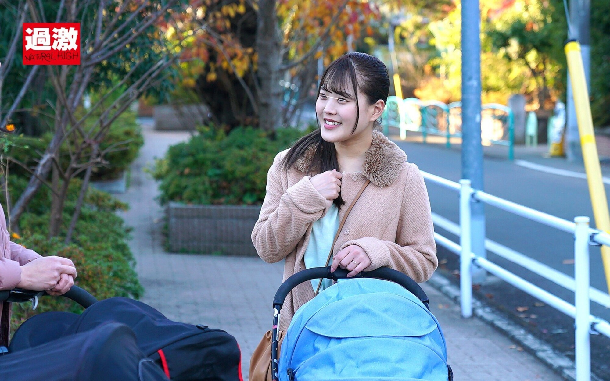 産後処女を奪われ一度イッたら長時間アクメで痙攣が止まらないイキッぱなしベビーカー妻 12 他人棒に火がつきイキ乱れる童顔妻 画像2