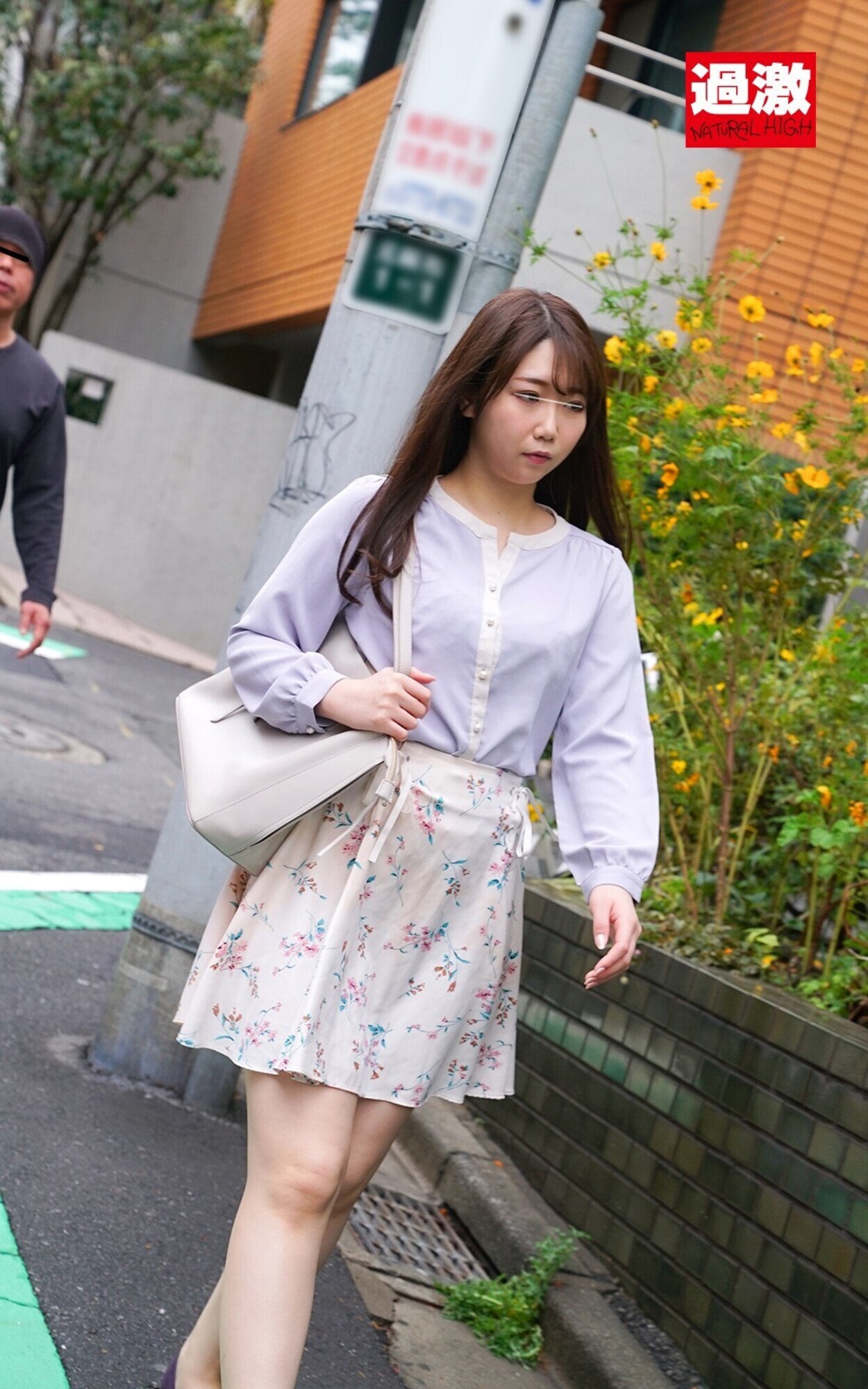 中出し寸前に抵抗して抜けたチ○ポを何度もぶち込まれイキ狂いだす女の腰を押さえつけ逃がさない鷲掴み膣奥射精 4 画像1