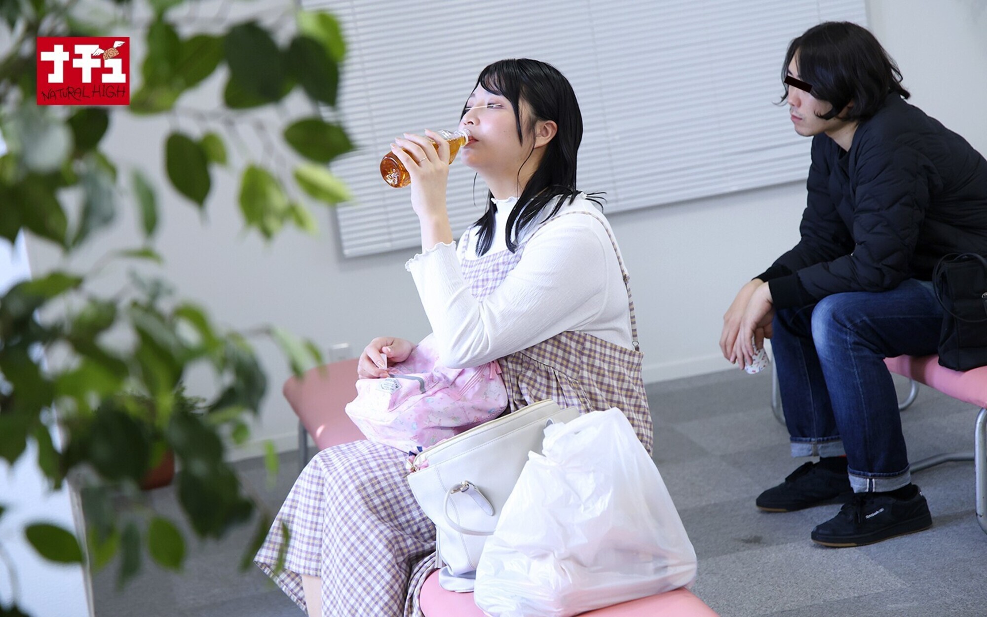 水泳スクール見学ママ中出し 大人の巨乳を貪る男子たち 画像4