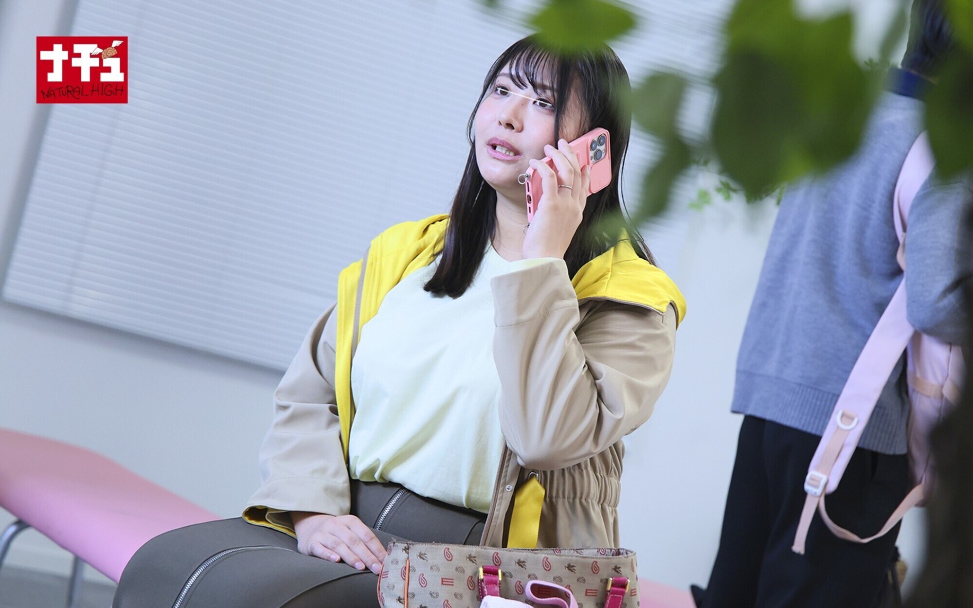 水泳スクール見学ママ中出し 大人の巨乳を貪る男子たち 画像17