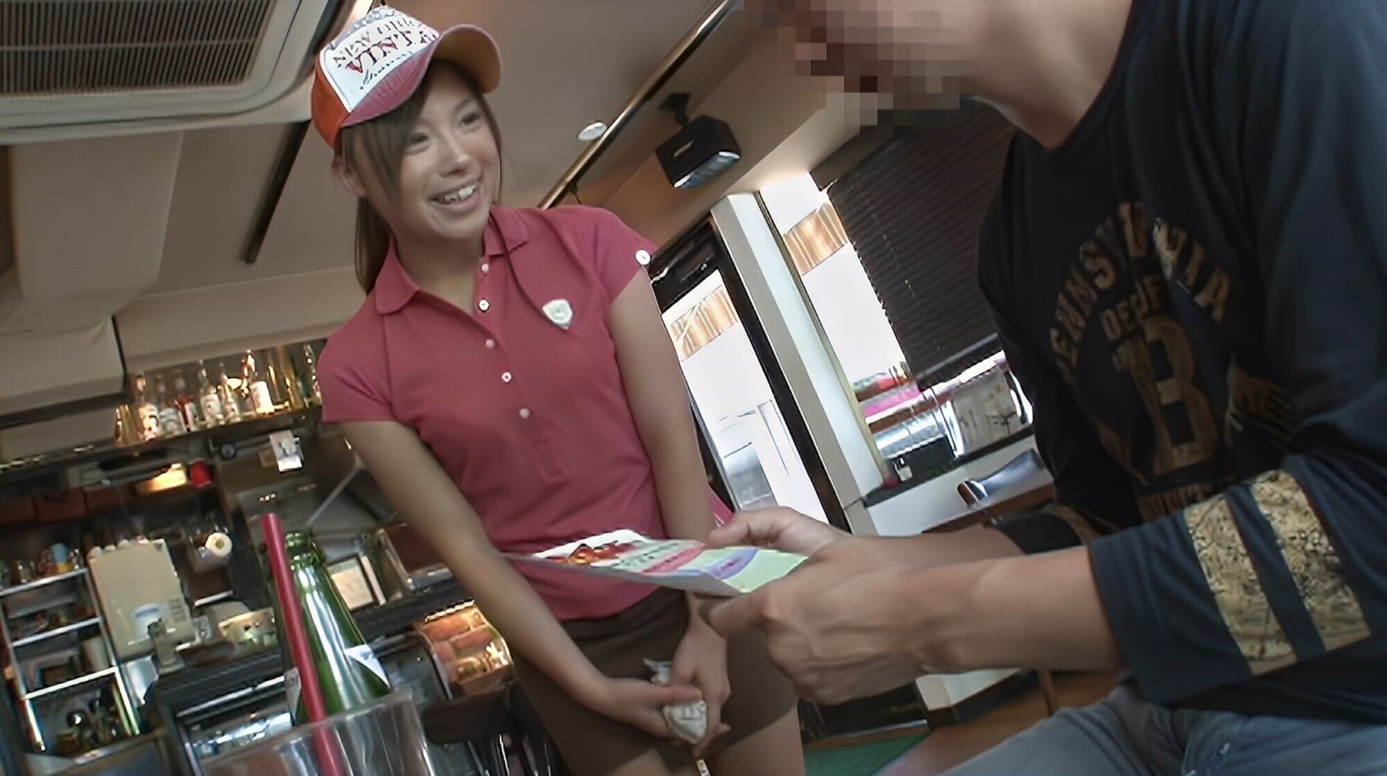 【AIリマスター】接客中に顔を紅潮させながら感じまくるバイト娘 5 中出しSP ~ハンバーガー屋、レンタルビデオ店、和食小料理店、ビール売り子~ 画像2