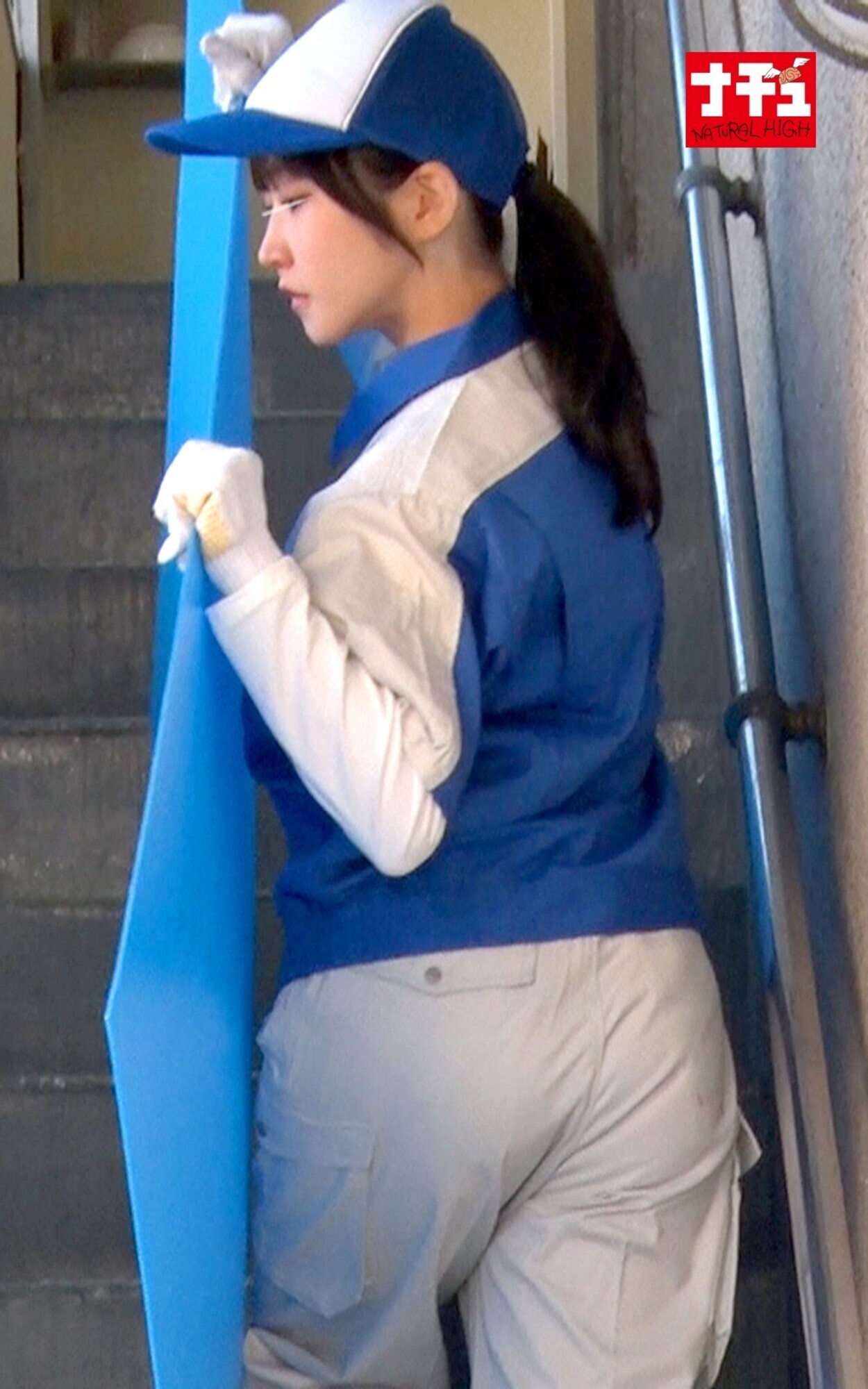 引っ越し屋でバイトする社会を知らない地味巨乳女に難癖つけてセクハラ乳揉みをくり返す変態店長 2 画像4