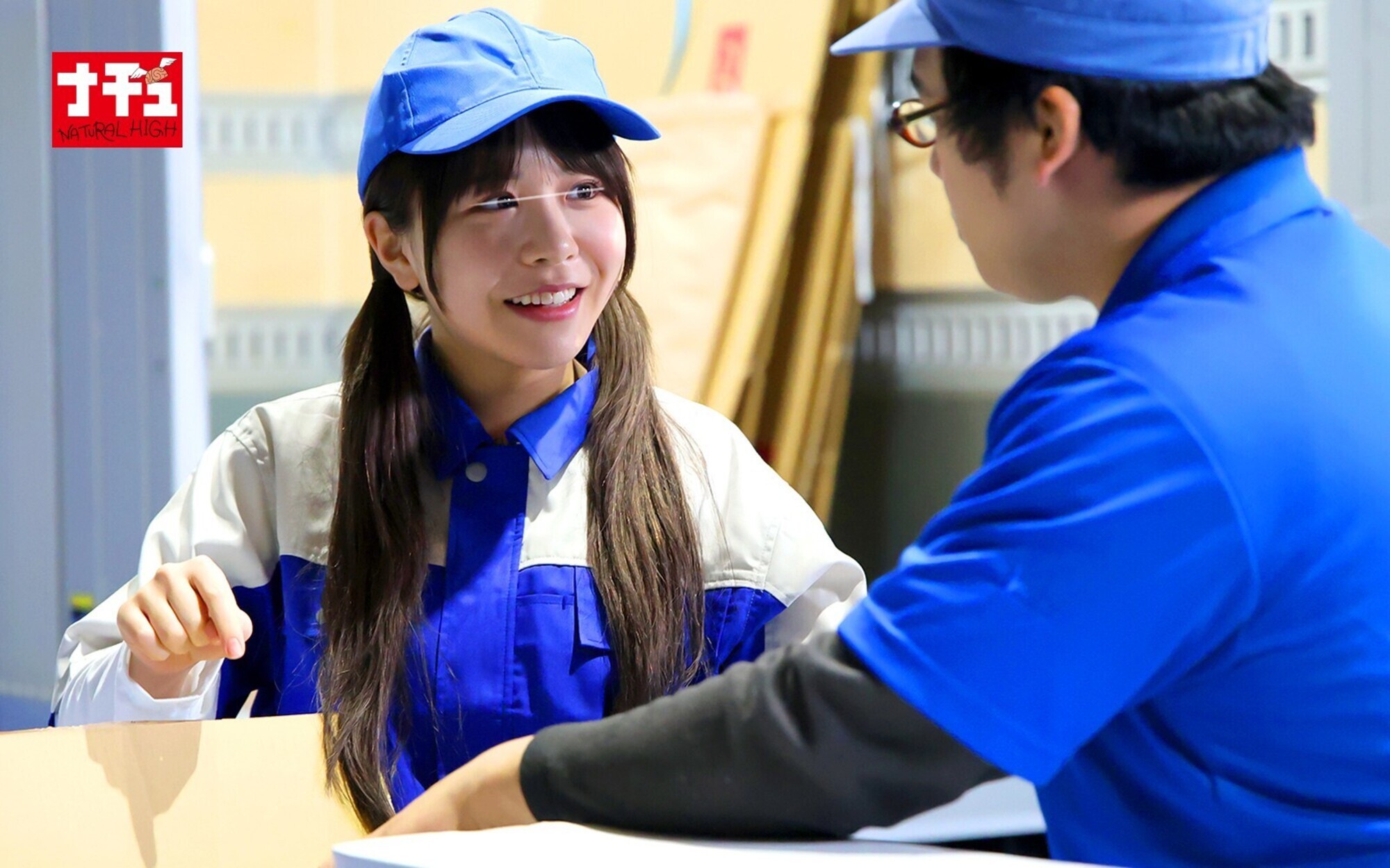 引っ越し屋でバイトする社会を知らない地味巨乳女に難癖つけてセクハラ乳揉みをくり返す変態店長 2 画像9