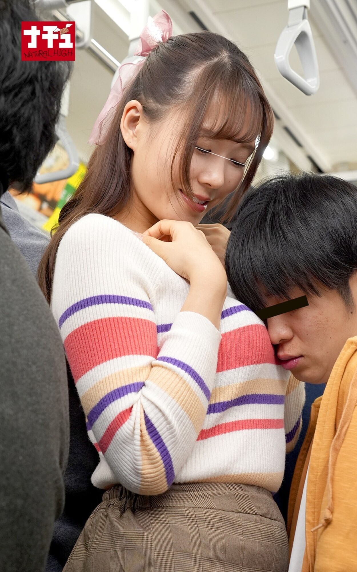 満員電車で巨乳を顔に押しつけからかっていたらウブ少年がエロガキに豹変！ちゅうちゅう乳首を吸いつかれ感じてしまった高身長女 画像3