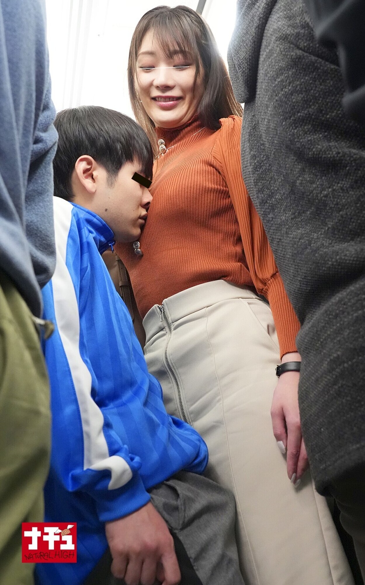 満員電車で巨乳を顔に押しつけからかっていたらウブ少年がエロガキに豹変！ちゅうちゅう乳首を吸いつかれ感じてしまった高身長女 画像9