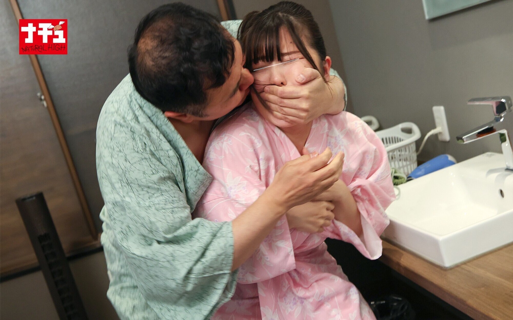 中出し直後の貞操帯リモバイ 受精の不安と羞恥散歩で混乱する人妻に追い打ち中出し 画像13