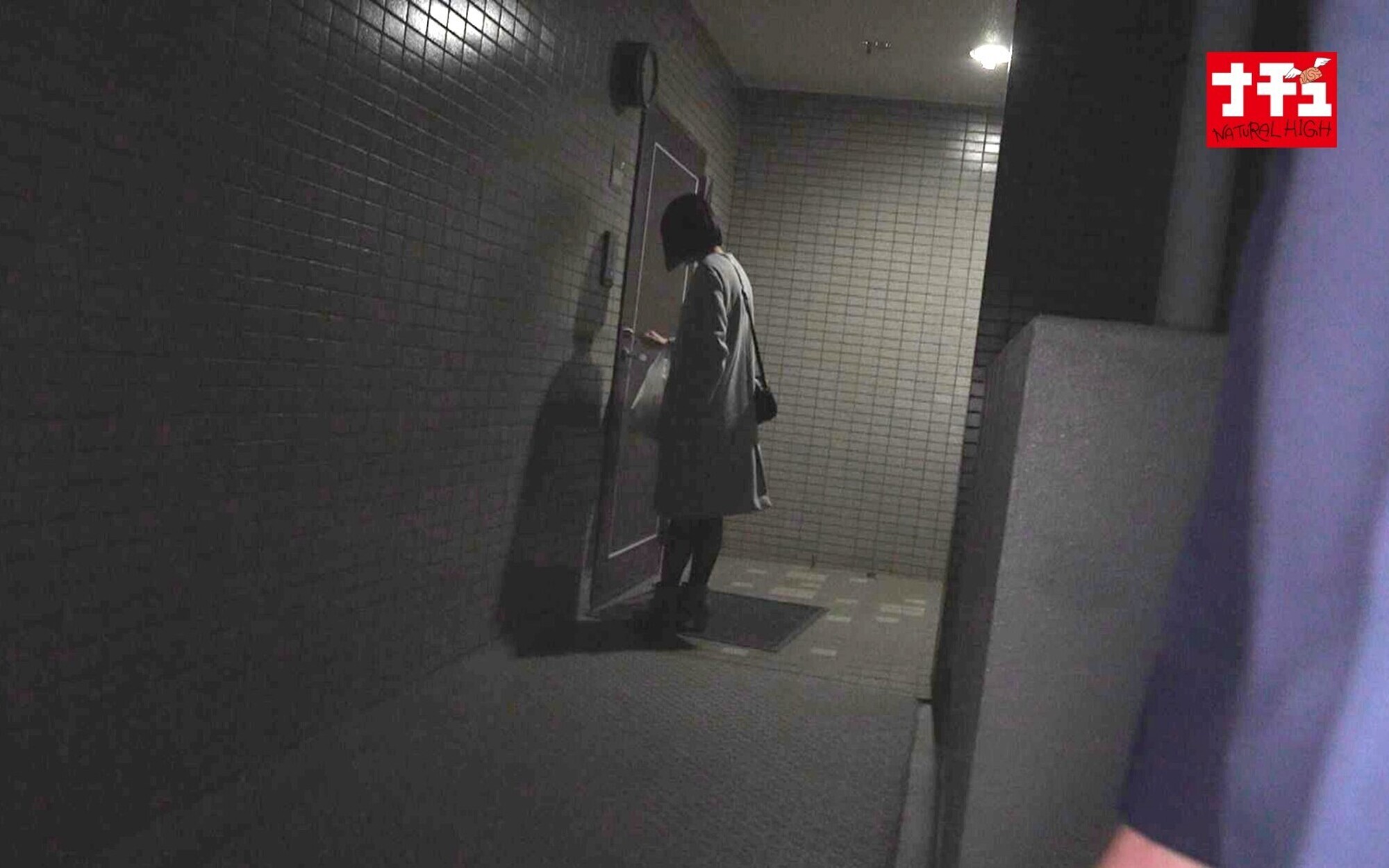 中に出してもいいから止まってください!!!押さえつけて逃がさないエンドレス奥突きバウンドピストンでイキ壊れた女 4 痙攣微乳オンナ 画像3