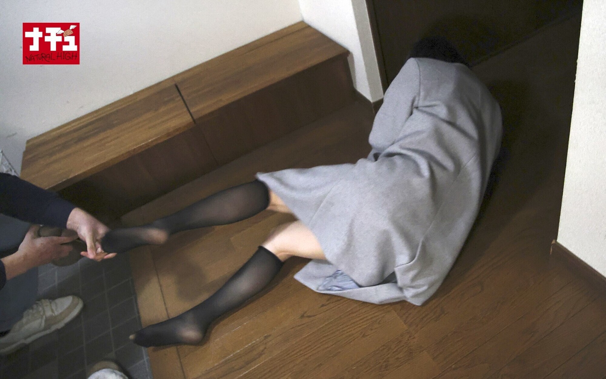 中に出してもいいから止まってください!!!押さえつけて逃がさないエンドレス奥突きバウンドピストンでイキ壊れた女 4 痙攣微乳オンナ 画像4