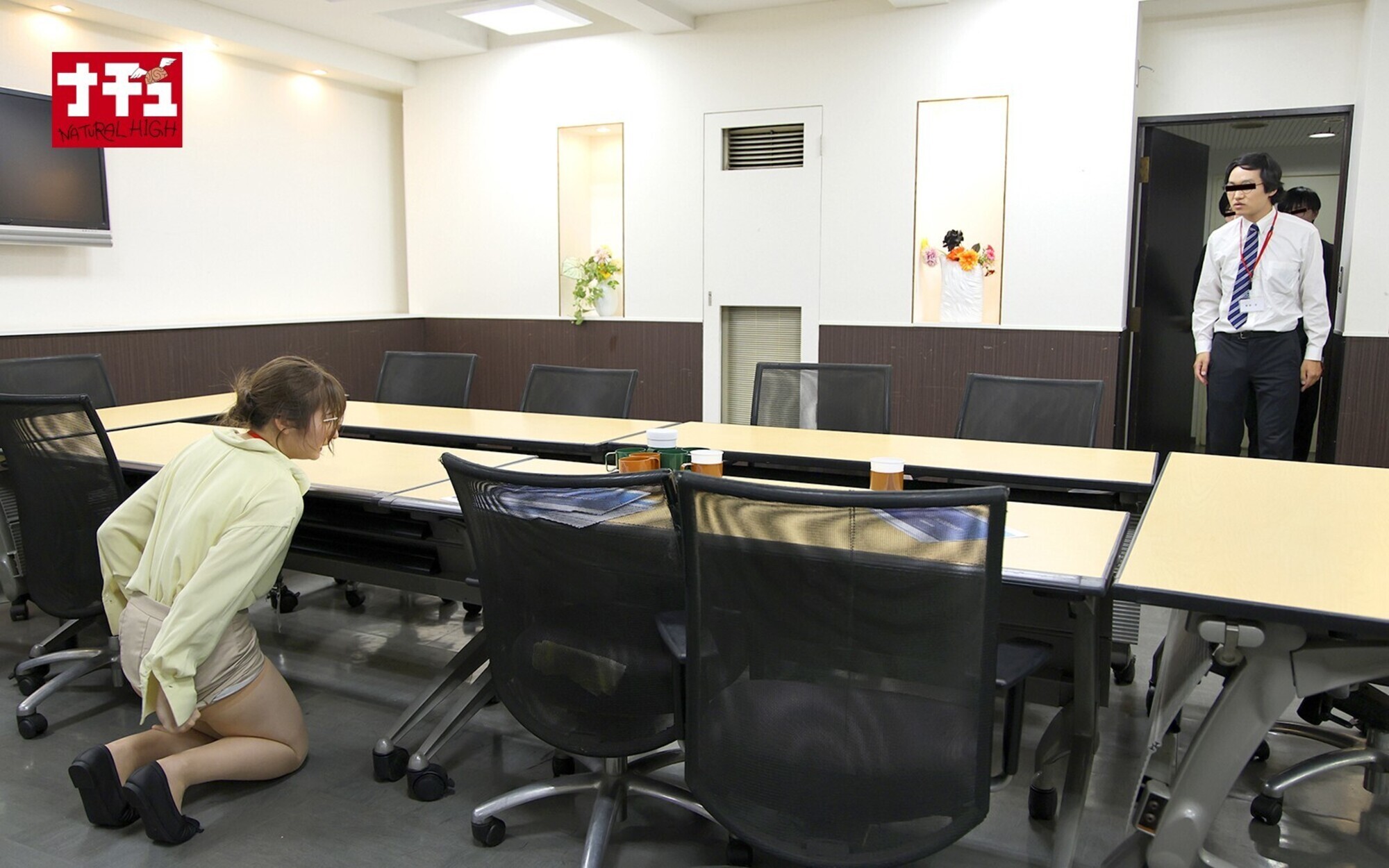 誰かが来たらスカート戻して中断！隙をついて再挿入！平然と悶絶をくり返す粘着衣バックで感情ぐちゃぐちゃイキ壊れたパンスト巨尻OL 画像13