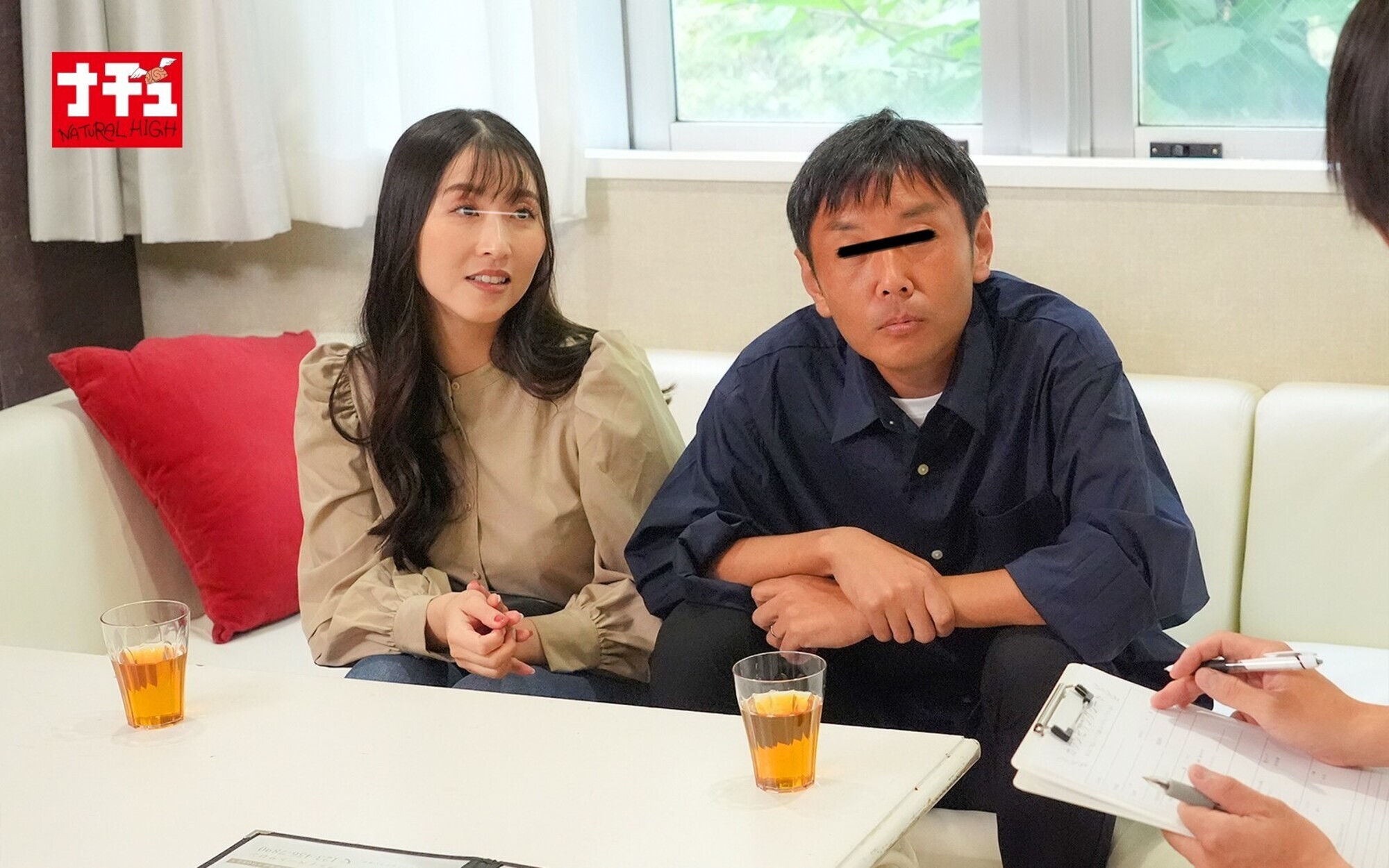 夫がいるのに平然と寝バックでハメたままマッサージされるスローな刺激でイってしまった欲求不満妻は中出しを拒めない アラフォー淫乱妻 2枚目