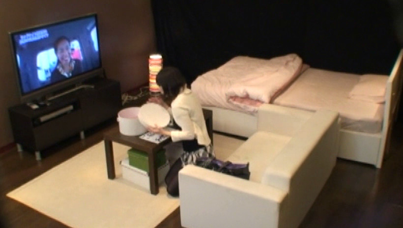 若妻個室「AV鑑賞」 興奮した人妻に中出しはできるのか!? 画像4