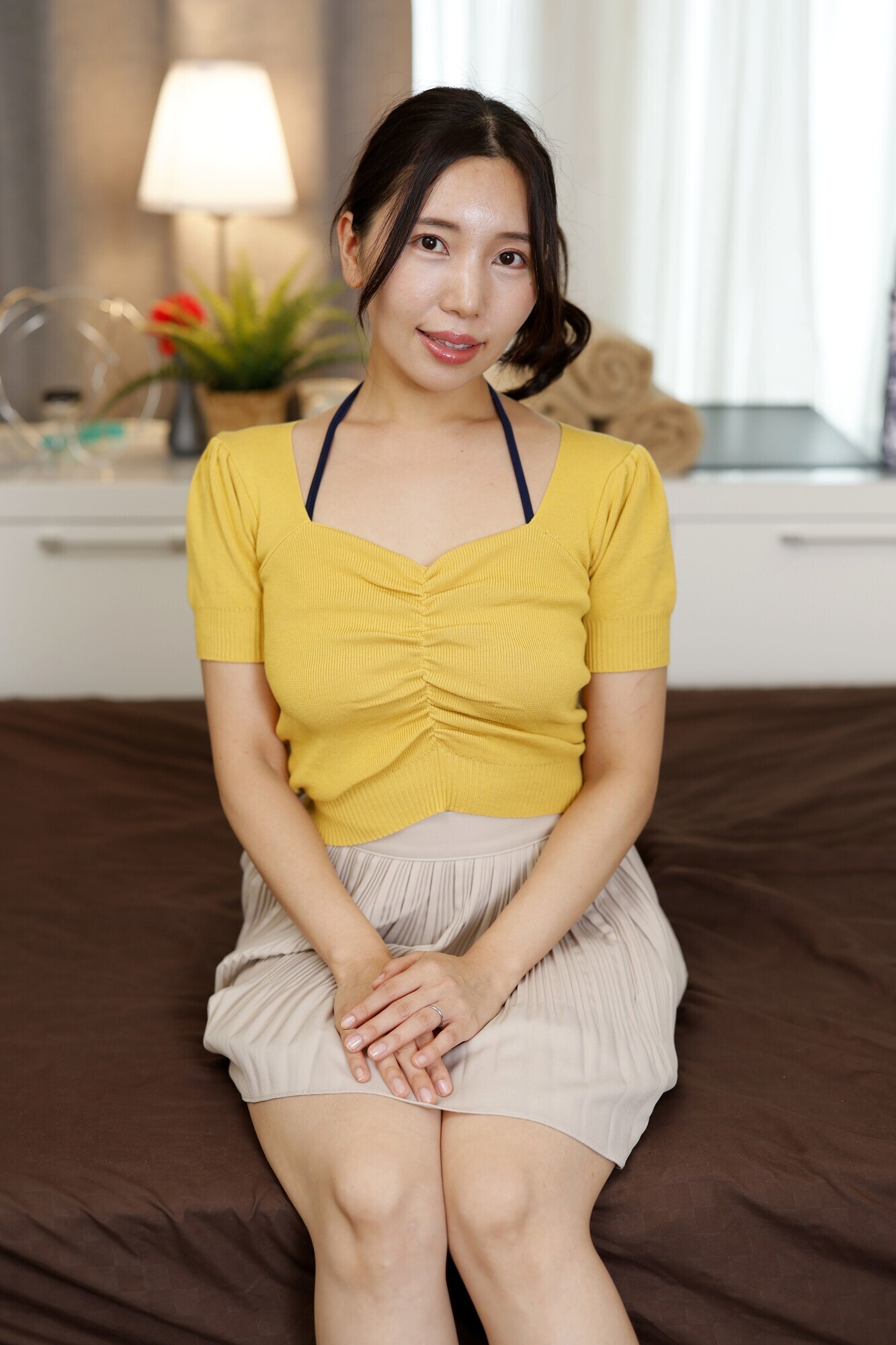 人妻限定高級エステサロン 無料体験チラシを持ってきた人妻 さとみさん 画像1