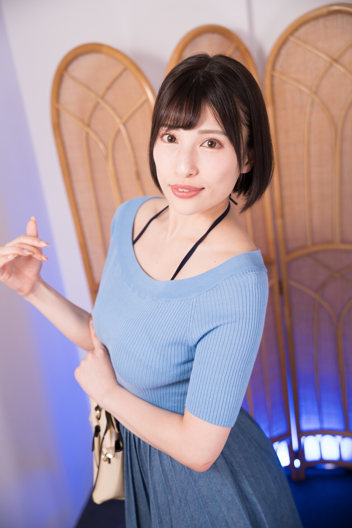 人妻限定高級エステサロン 無料体験チラシを持ってきた人妻 はずきさん 画像1