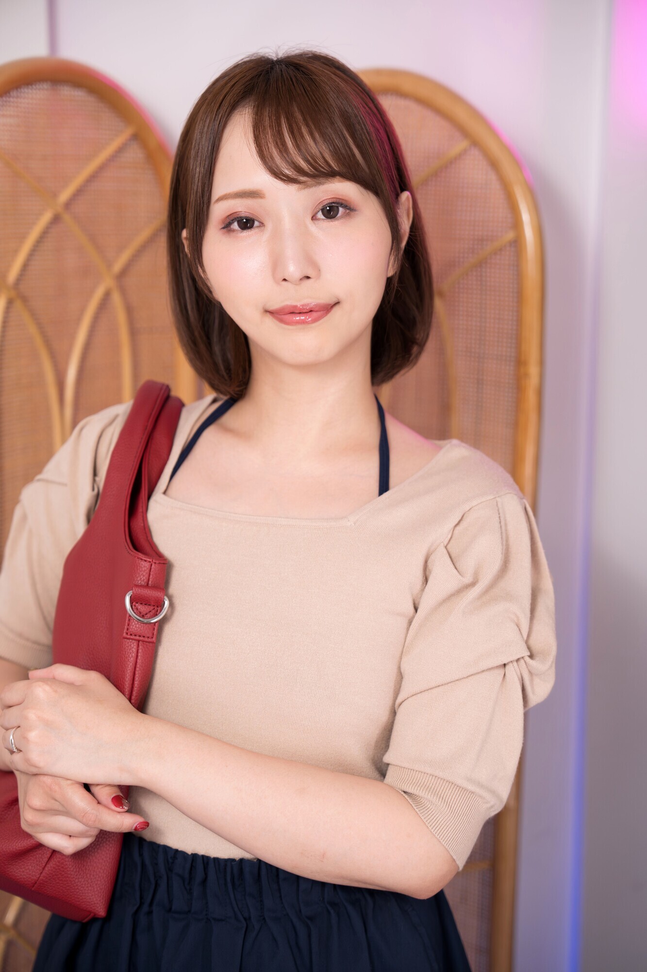 人妻限定高級エステサロン 無料体験チラシを持ってきた人妻 ゆきねさん 画像1