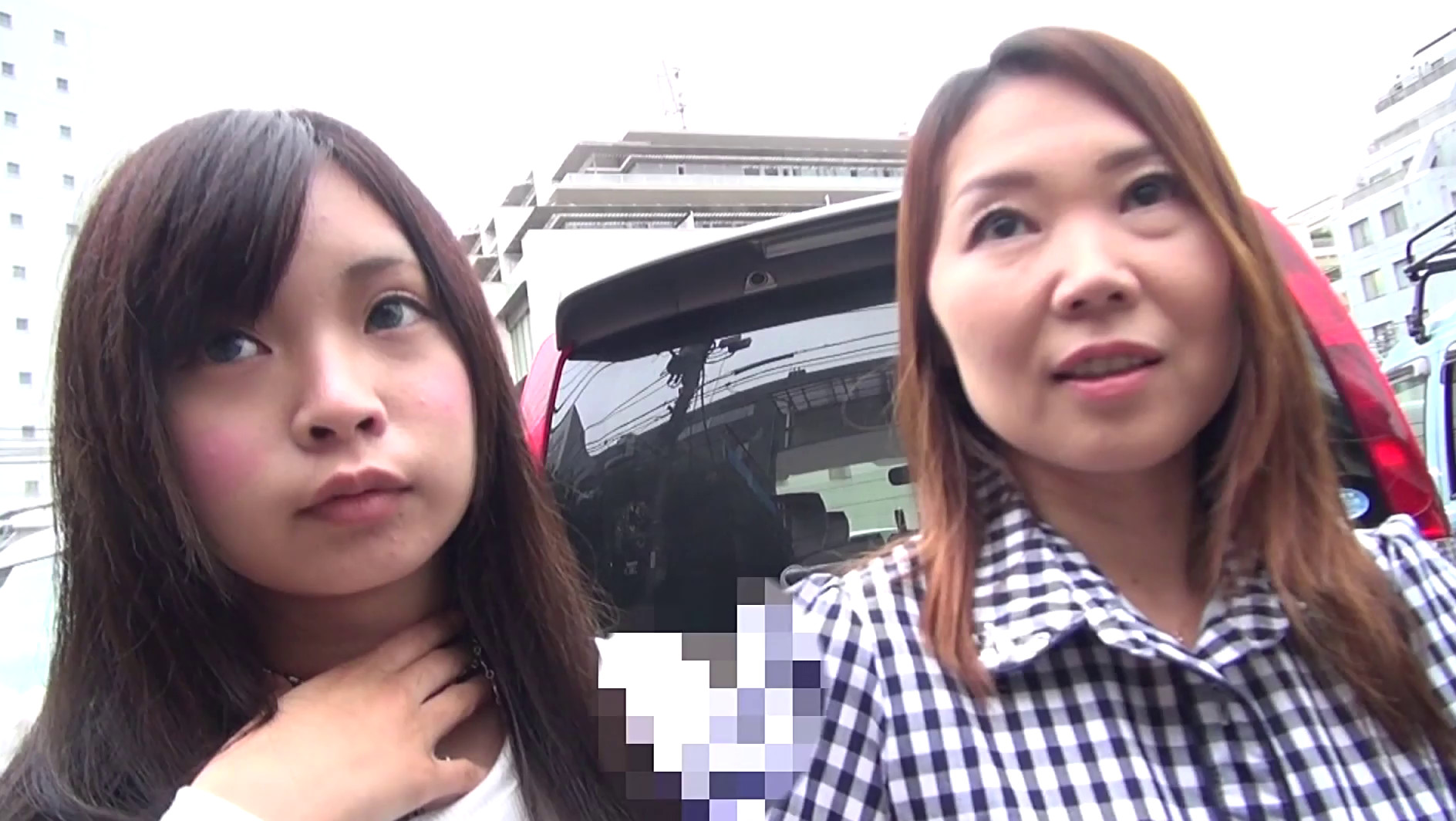 街で見つけた、まるで友達のように仲の良い母娘にHなインタビューをお願いして「パパには絶対言えない」禁断の親子丼セックスをさせる!! 画像15