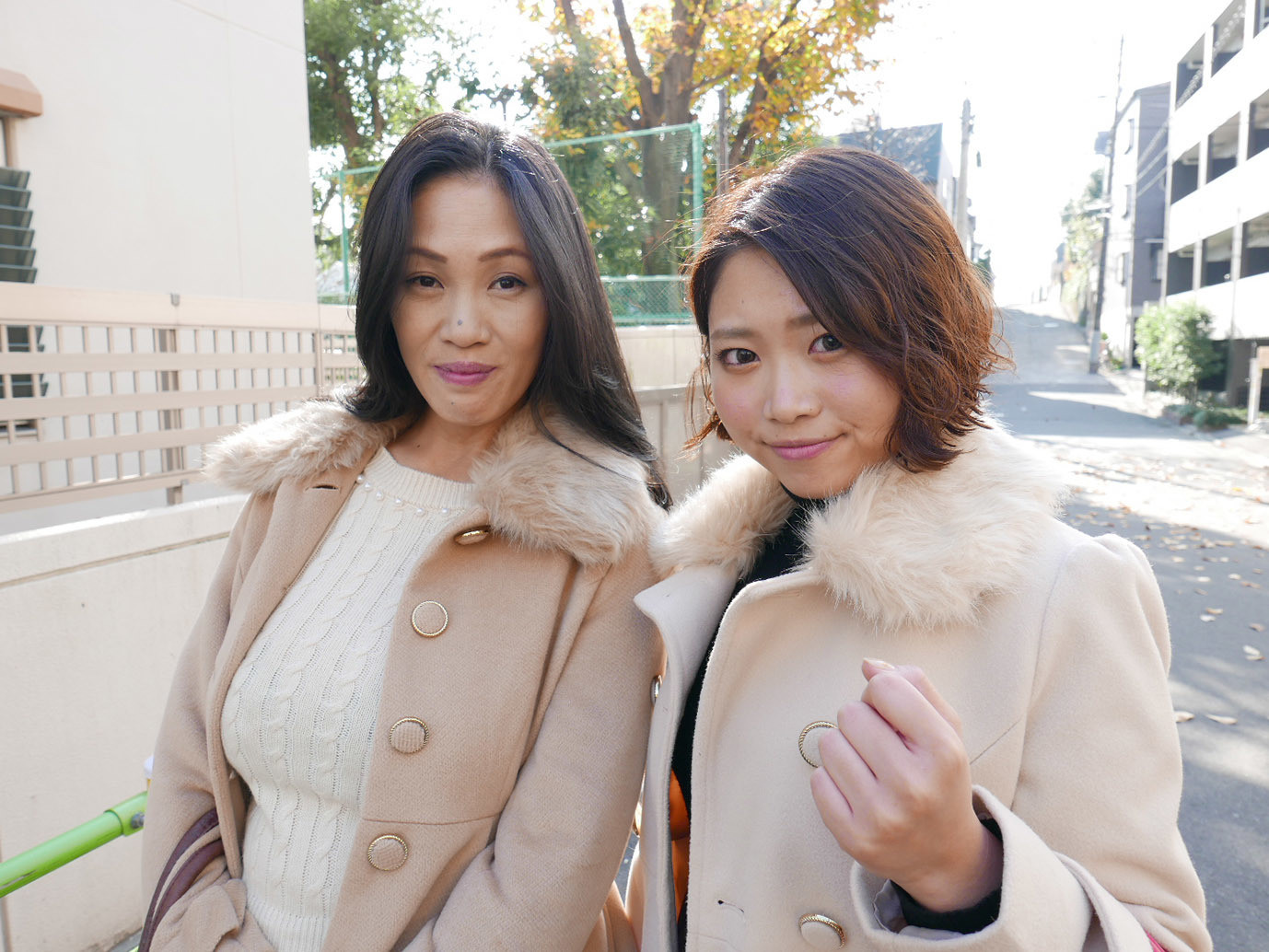 街で見つけた、まるで友達のように仲の良い母娘にHなインタビューをお願いして「パパには絶対言えない」禁断の親子丼セックスをさせる！！ 2