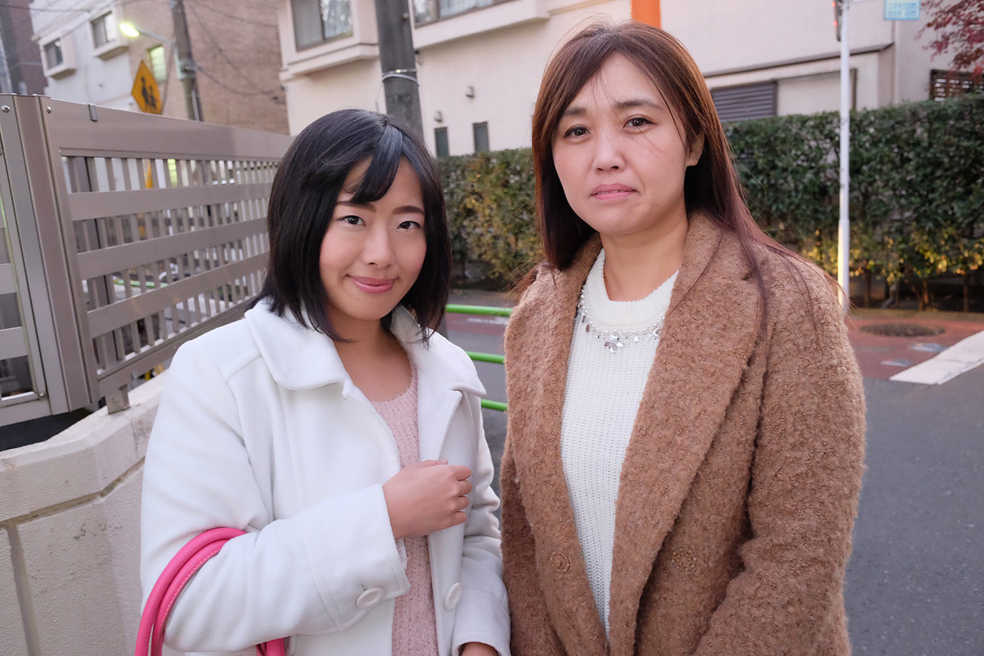 街で見つけた、まるで友達のように仲の良い母娘にHなインタビューをお願いして「パパには絶対言えない」禁断の親子丼セックスをさせる！！ 2