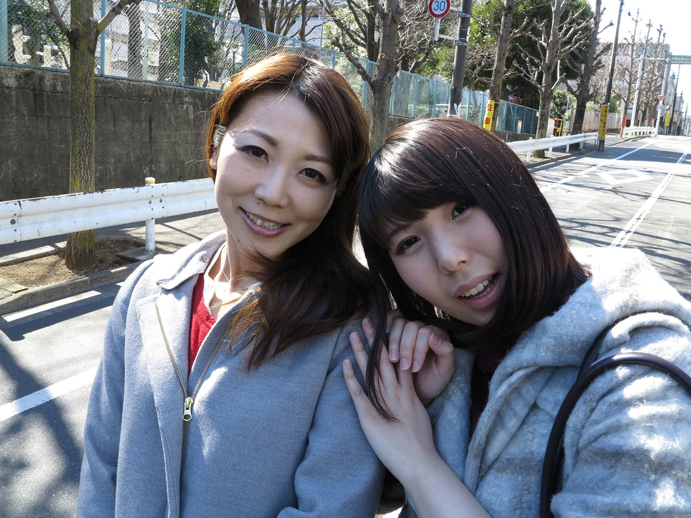 街で見つけた、まるで友達のように仲の良い母娘にHなインタビューをお願いして「パパには絶対言えない」禁断の親子丼セックスをさせる！！ 2