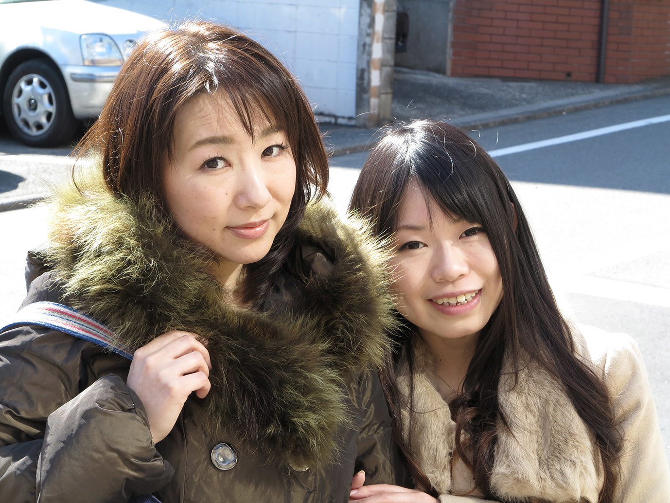 街で見つけた、まるで友達のように仲の良い母娘にHなインタビューをお願いして「パパには絶対言えない」禁断の親子丼セックスをさせる！！ 2