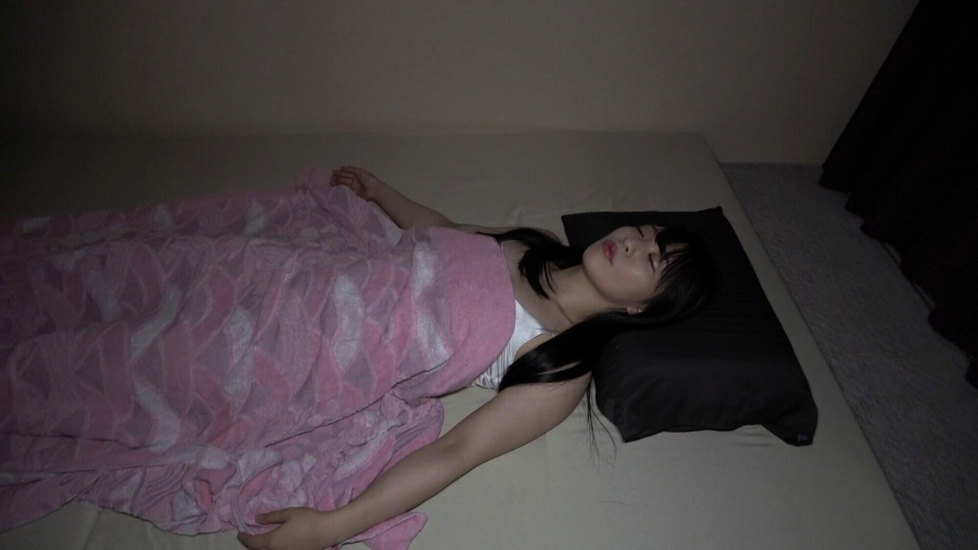 媚薬入り睡眠薬で昏睡状態の美少女たちに夜這い中出し!! Vol.9 画像20