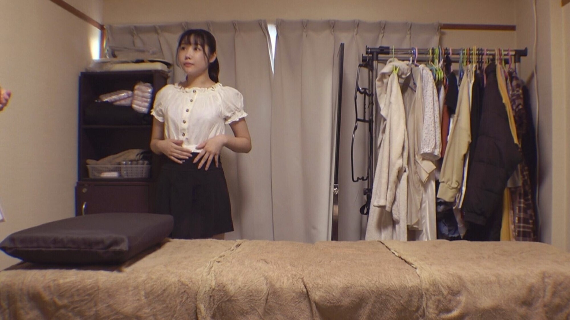 興奮オイルマッサージ 中出し素人娘 VOL.62 超強力興奮オイルを配合したマッサージオイルを施術中に知らずに塗りこまれたオンナは、身体の火照りに驚き、チ〇ポを欲しがる自分に戸惑い、垂れ出したマン汁に恥ずかしがりながらも生ハメ中出しまで欲してしまう! 画像1