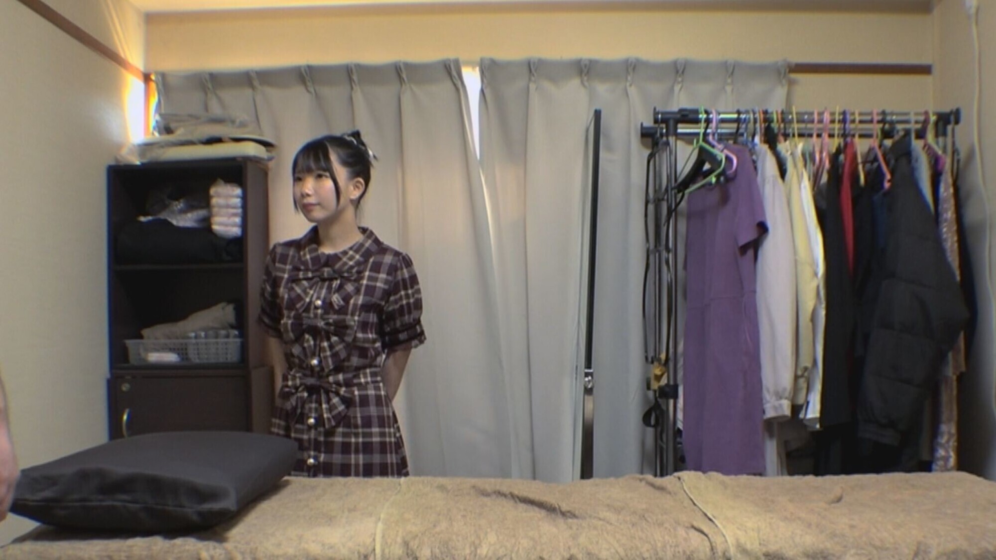 興奮オイルマッサージ 中出し素人娘 VOL.64 超強力興奮オイルを配合したマッサージオイルを施術中に知らずに塗りこまれたオンナは、身体の火照りに驚き、チ〇ポを欲しがる自分に戸惑い、垂れ出したマン汁に恥ずかしがりながらも生ハメ中出しまで欲してしまう! 画像1