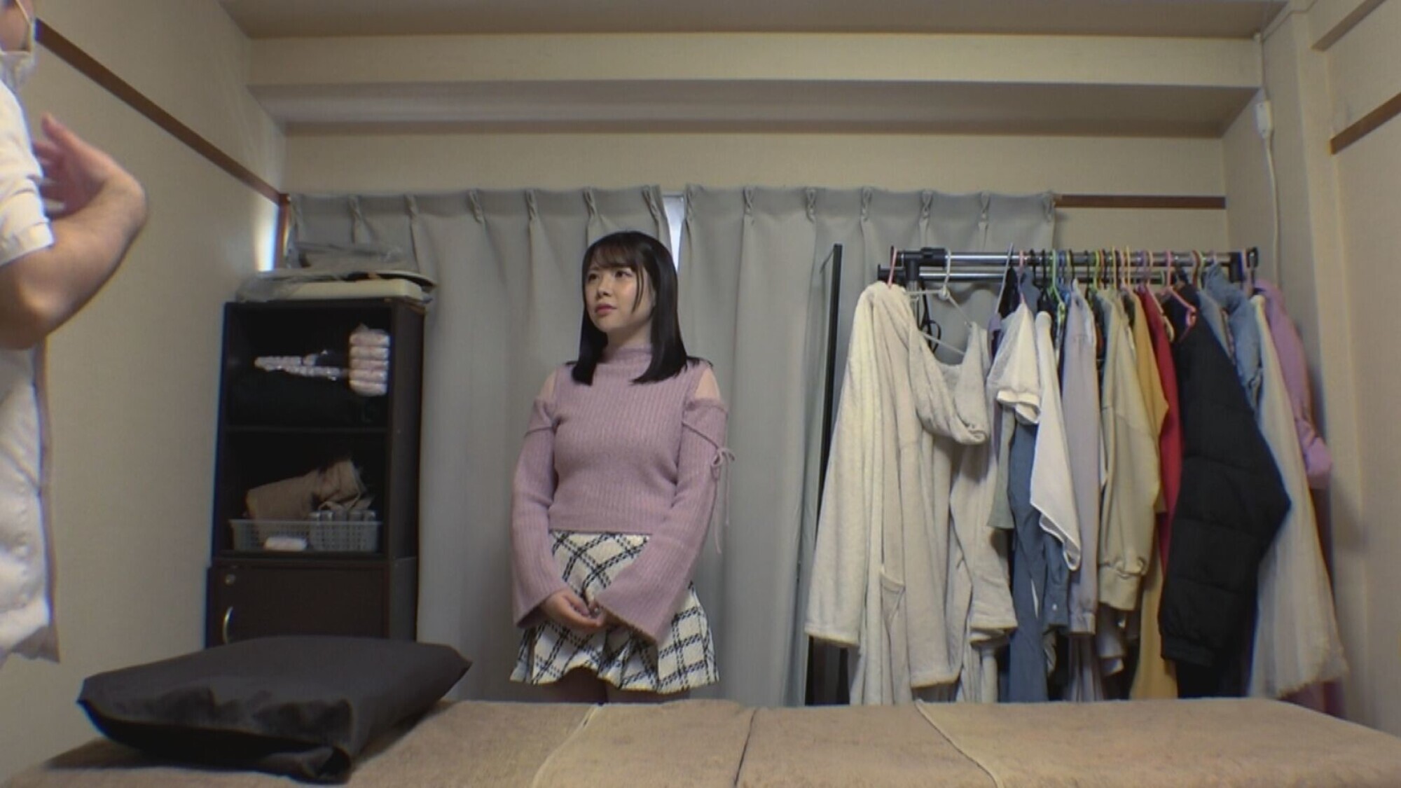 興奮オイルマッサージ 中出し素人娘 VOL.64 超強力興奮オイルを配合したマッサージオイルを施術中に知らずに塗りこまれたオンナは、身体の火照りに驚き、チ〇ポを欲しがる自分に戸惑い、垂れ出したマン汁に恥ずかしがりながらも生ハメ中出しまで欲してしまう! 画像3
